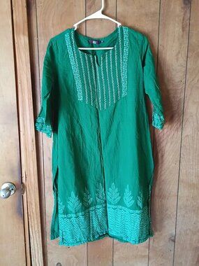 Alto Moda Women’s Green White Embroidered Tunic Top Size 0 Cotton Side Slits
